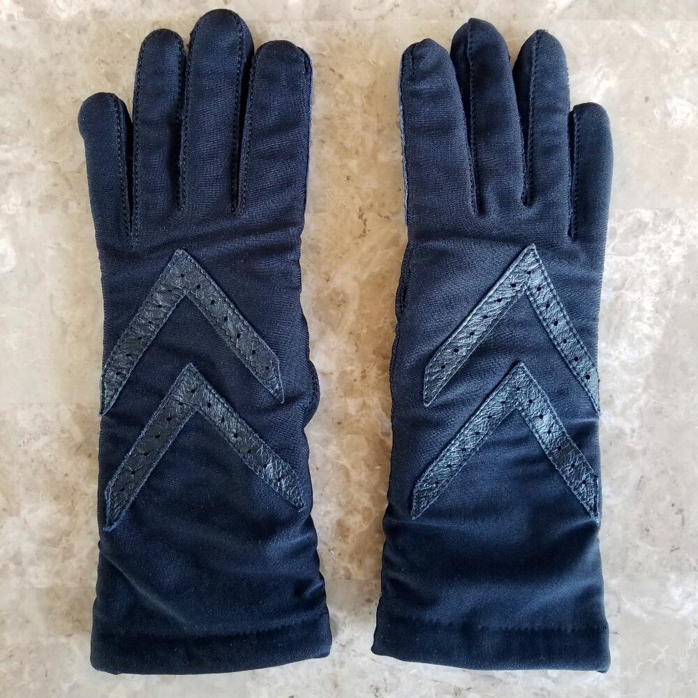 NWOT Isotoner Women’s Black Stretch Gloves One Size Fits All